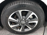 【純正アルミホイール】です!車両デザインに合わせてホイールをデザインしているため、見た目にもカッコイイアルミホイール♪洗車もラクチンで錆びません。