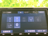 ラジオやディスク、テレビ、Bluetoothなど複数の音源を画面から選べるため、好みに合わせた楽しみ方ができます。項目が一覧で見やすく、普段使う音楽ソースも選びやすい装備です。