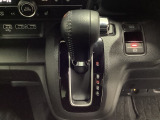 CVT車のセレクトレバーです。低速から高速まで、変速ショックのないスムーズな走りと、エンジン効率のよい領域を維持して燃費にも貢献します。サイドブレーキはスイッチ操作の電子制御パーキングブレーキです。