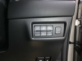 横滑り防止装置、車線逸脱警報システムなどの安全装備も充実。バック時の障害物を検知し知らせるコーナーセンサーや、360&deg;ビューモニター、リアゲートの開閉スイッチがあります。