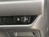 両手が荷物で塞がっている時にはコレ!パワーバックドアで開閉ラクラクです。バックドアに手が届かない時も、リモコンで開閉の操作が可能です。もちろん、荷物もたっぷり積めます。