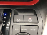 HOLD機能付きの電動パーキングブレーキ。HOLD機能を使用すると、信号待ちなどでフットブレーキから足を放しても、車は動かずそのまま停車してくれます。ドライブなど足が疲れた時には便利な機能です。