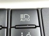【オートマチックハイビームヘッドライト】ハイビーム走行時に対向車や前走車をカメラで認識して自動的にロービームにする機能が装備されています。※道路環境などによっては作動しない場合があります。