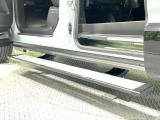 【電動サイドステップ】車高の高いお車でも、これがあれば小さいお子様の乗り降りも楽々♪スライドドアと連動して作動する為、煩わしい操作は不要です!