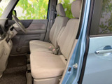 前席は明るい色調でまとめられ、運転席から助手席まで見渡しやすい室内です。座面と背もたれにゆとりがあり、同乗される方にもくつろいでお過ごしいただけます。