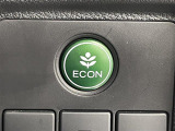 【ECONスイッチ(ECONモード)】エンジンだけでなく、エアコンなども含めてクルマ全体を燃費優先で自動制御。早く車内を涼しくしたい夏場など、空調を優先したい時には、スイッチを押してOFFにできます。