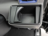 【カップホルダー】エアコン吹き出し口下部に設置されていますので使いやすさバッチリ!運転席から手の届くちょうどの位置です!