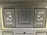 【両側パワースライドドア】スマートキーや運転席のスイッチで後席両側スライドドアの開閉が可能♪電動だから力を入れてドアを開ける必要が無く、小さなお子様でも簡単に開け閉めでき快適です♪