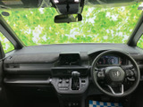 ダッシュボード中央に画面を配置し、運転席から目を移しやすいレイアウトです。周囲の操作部も手の届きやすい位置にまとまり、日常の運転中に扱いやすい室内空間となっています。