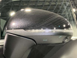 死角検知警告システムが装備されており、車線変更の際、死角に入る車両の検知、警告を行います。また、サイドミラー内部のインジケータが点灯し、危険の促しをしています。