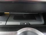 ワイヤレス充電機能で接続の手間いらず。スマートフォンなどをワイヤレスで充電可能です。