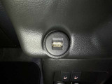 充電用USB端子付き。スマートフォンなどの充電に便利です。