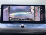 車両前方と左右両方が確認でき、狭い道での接触防止をサポートしてくれるサイドビュー。