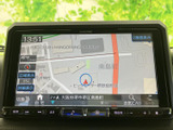 周辺の道路や施設が地図上に表示され、現在地を確認しながら目的地までの道順を把握できます。画面内の案内表示も見やすく、初めて訪れる場所へのお出かけにも心強い装備です。