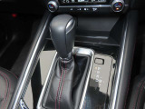 CX-5のシフトレバーです。MTモード付きの6ATで、しなやかな走りを支えます。また、足元にはフロアマットも装着済みです。