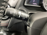 レバーをAUTOの位置にしているとき、レインセンサーが雨を感知すると、雨量に応じてワイパーが自動で作動してくれるオートワイパーを装備!設定変更で非作動にすると、間欠作動に固定されます。