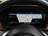 運転に必要な情報をグラフィカルに表示し、少ない視線移動で瞬時に認識できる先進的な液晶メーター。こちらはナビゲーション情報と連携する「地図画面」になります。