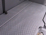 荷室には上下2段調節式デッキボードが付いています。荷室を上下2段に仕切ったり、リヤシートを倒すとフラットな荷室を作ることが出来ます。