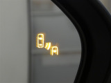 隣車線を走る車両をレーダーで検知し、ドアミラーでは確認しにくい後側方エリアに存在する車両に加え、急接近してくる車両も検知します。車両を検知するとドアミラーに搭載されたLEDインジケーターが点灯します。