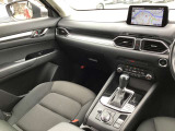 ドライバーが心に余裕をもって運転に集中できること、助手席や後席からもすっきりと前を見通せる空間の起点となり、全員が安心してドライブを楽しめることをモットーにシンプルなレイアウトとなっています。