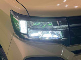 対象物が見やすく白く明るい光で夜間走行をサポートするフルLEDヘッドランプ(クリアランスランプ、マニュアルレベリング機能付き)を装備