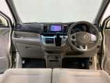 【前方視界】開放的な前方視界!運転がしやすく疲れにくいです♪窓が大きく、見通しがとっても良いおクルマですよ♪