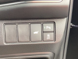荷物を抱えていてもラクに開け閉め。Hondaスマートキーを持っていれば、開扉だけでなく、閉扉までをハンズフリーで行うことがで