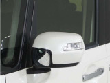 ◆ドアミラーウインカー◆ドアミラーにウインカーを装備しています。対向車に自身の進行方向を合図し安全に運転できます。