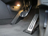 BMW全車種でアクセルペダルに【オルガン式】を採用しております。長距離運転でも軽く足をのせておくだけで操作できますので、疲れにくく、BMWらしいダイレクトなフィーリングがお楽しみいただけます。