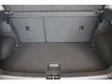 リアハッチドアが大きく開きますので、荷物の積み下ろしもしやすいです。トランクは広く、シートアレンジをすることで大きな荷物も乗ります。