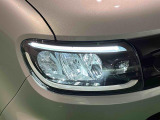 対象物が見やすく白く明るい光で夜間走行をサポートするフルLEDヘッドランプ(サイドビューランプ、クリアランスランプ、マニュアルレベリング機能付き)を装備