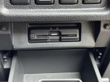 見た目もすっきりと収まったビルトインタイプのETC車載器。高速道路の料金所をスムーズに通過でき、遠出の際にも欠かせない装備です。