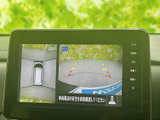 後方の映像に加えて車両周囲の様子も画面で確認でき、駐車時の安全確認をサポートします。ガイド表示を目安に後ろの状況を把握しやすく、車庫入れや切り返しの際に役立ちます。