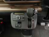 【オートエアコン】一度お好みの温度に設定すれば、車内の温度を検知し風量や温度を自動で調整。暑い&hellip;寒い&hellip;と何度もスイッチ操作をする必要はありません。快適な車内空間には必須の機能ですね