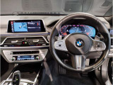 BMWの運転席はドライバーオリエンテッドという構造を採用。ドライバー目線の操作がしやすい設計になっており、ドライブ中にも目線の移動が少なく運転中にも簡単に操作ができます。