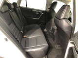 【後部座席】も当然、綺麗・清潔に仕上げております。内装の綺麗なお車は気持ちが良いですし、コンディションのいい車が多いです。これもオススメの1台です。