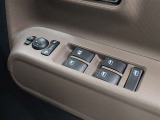 運転席からも操作可能な全席パワーウィンドウが装備されています。