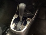 CVT車のセレクトレバーです。低速から高速まで、変速ショックのないスムーズな走りを実現するとともに、エンジン効率のよい領域を維持することで燃費にも貢献します。
