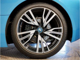 BMWの純正アロイホイールは軽量かつ強度にも優れているホイールで走行性能を引き上げる設計になっております。足元にもBMWは妥協がなくこだわっている個所になります。