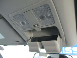 運転席上部にサングラスや眼鏡が入る収納あり!これはかなり便利です。