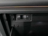 ETCユニットがグローブBOX内に収まっています。
