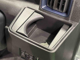 運転席側掘り込み式カップホルダー