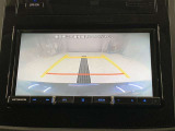 バックモニターで、後方を確認しながら安心して駐車することができます。※カメラが映し出す範囲は限られています。必ず車両周辺の安全を直接確認してください。