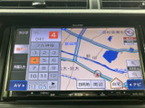 地図を画面に表示し、現在地や周辺の道路を確認できます。目的地や周辺検索の項目も見やすく配置されており、行き先の確認やルート設定に役立つ便利な装備です。普段のお出かけにも頼もしいですね。