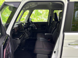 運転席から前方を見渡しやすく、乗り降りの際も開口部にゆとりがあります。落ち着いた色合いのシートと足元の広さが、毎日の移動を快適に過ごしたい方にうれしい空間です。