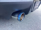 太いマフラーがリアビューにインパクトを与えます