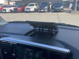 ダッシュボードに収納スペースがございますので、運転席から離れることなく、小物を出し入れすることができます。