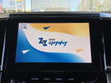 テレビ番組を画面に表示でき、停車中の待ち時間にも映像を楽しめます。画面が中央に配置されているため確認しやすく、車内で過ごす時間の楽しみを広げてくれる装備です。