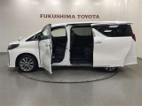 【まるごとクリーニング】シートを取り外し、車内を徹底洗浄。隅々まで丁寧に仕上げています。