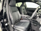 シックな色使いの運転席周りですね。すっきりとしたデザインで上品な色使いです。居心地の良い運転席、長く座ってられるリラックスできるデザインがいいですね。